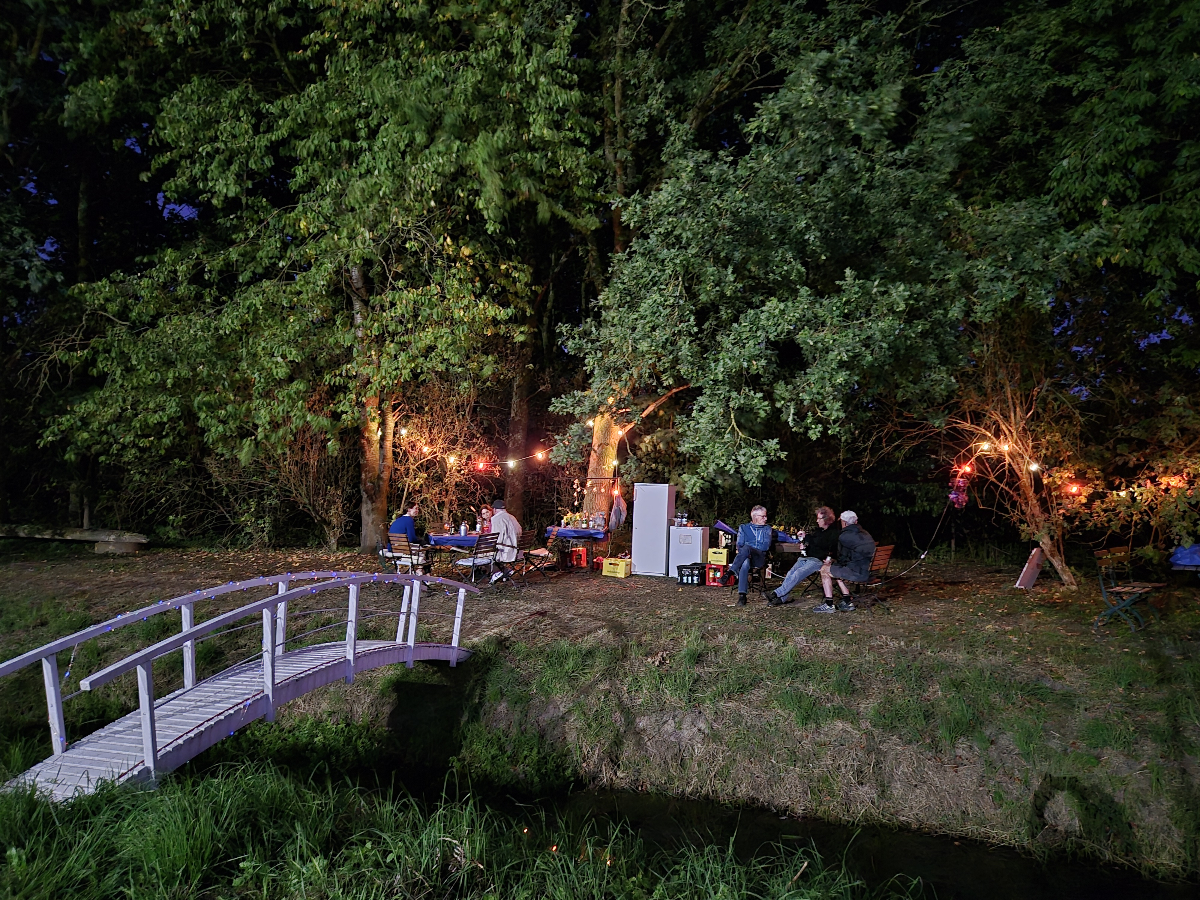 Lichter und Gäste am Hof in der Nacht – Stimmung beim Abendevent