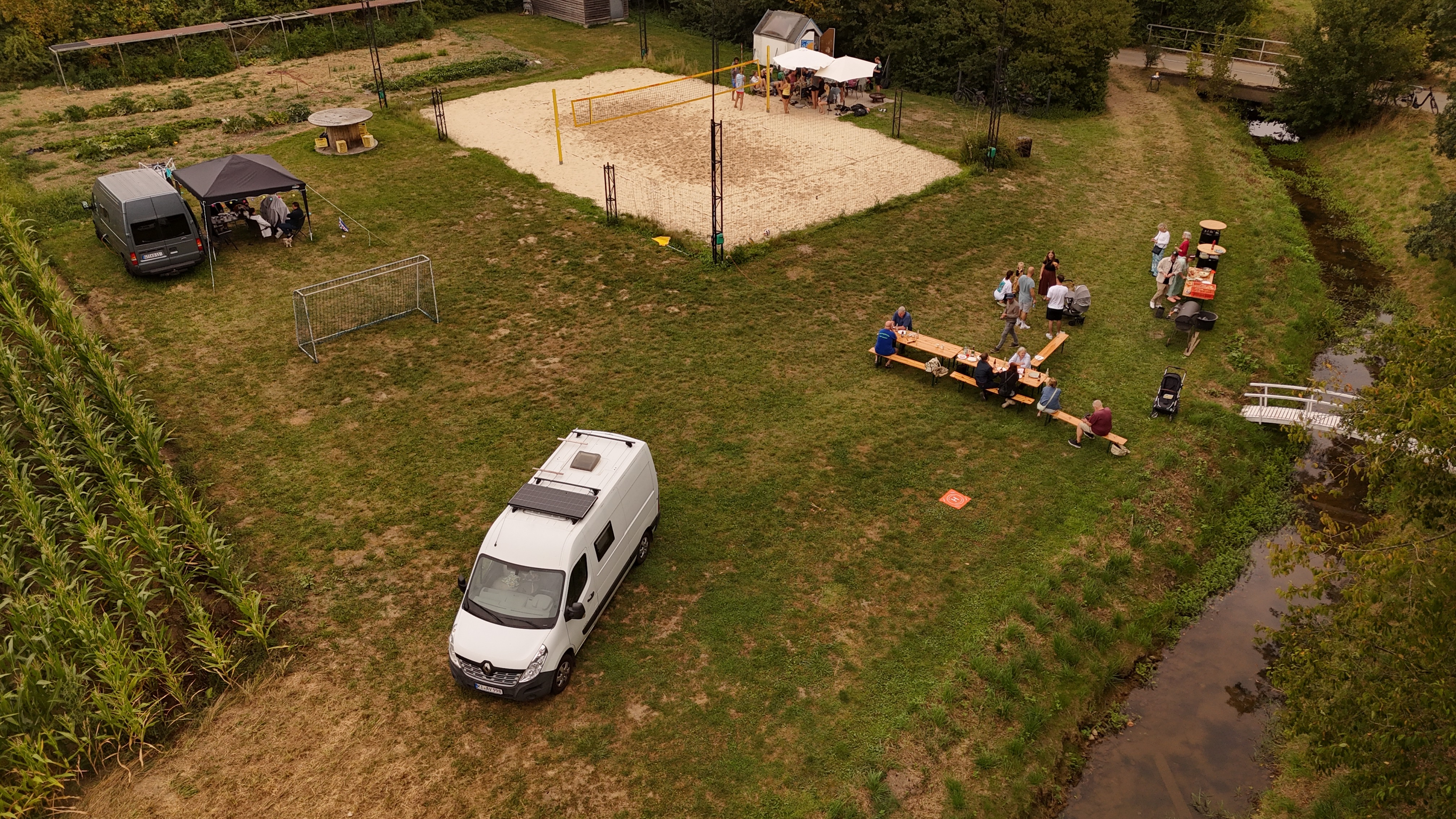 Wohnmobil und Hofwiese aus der Luft