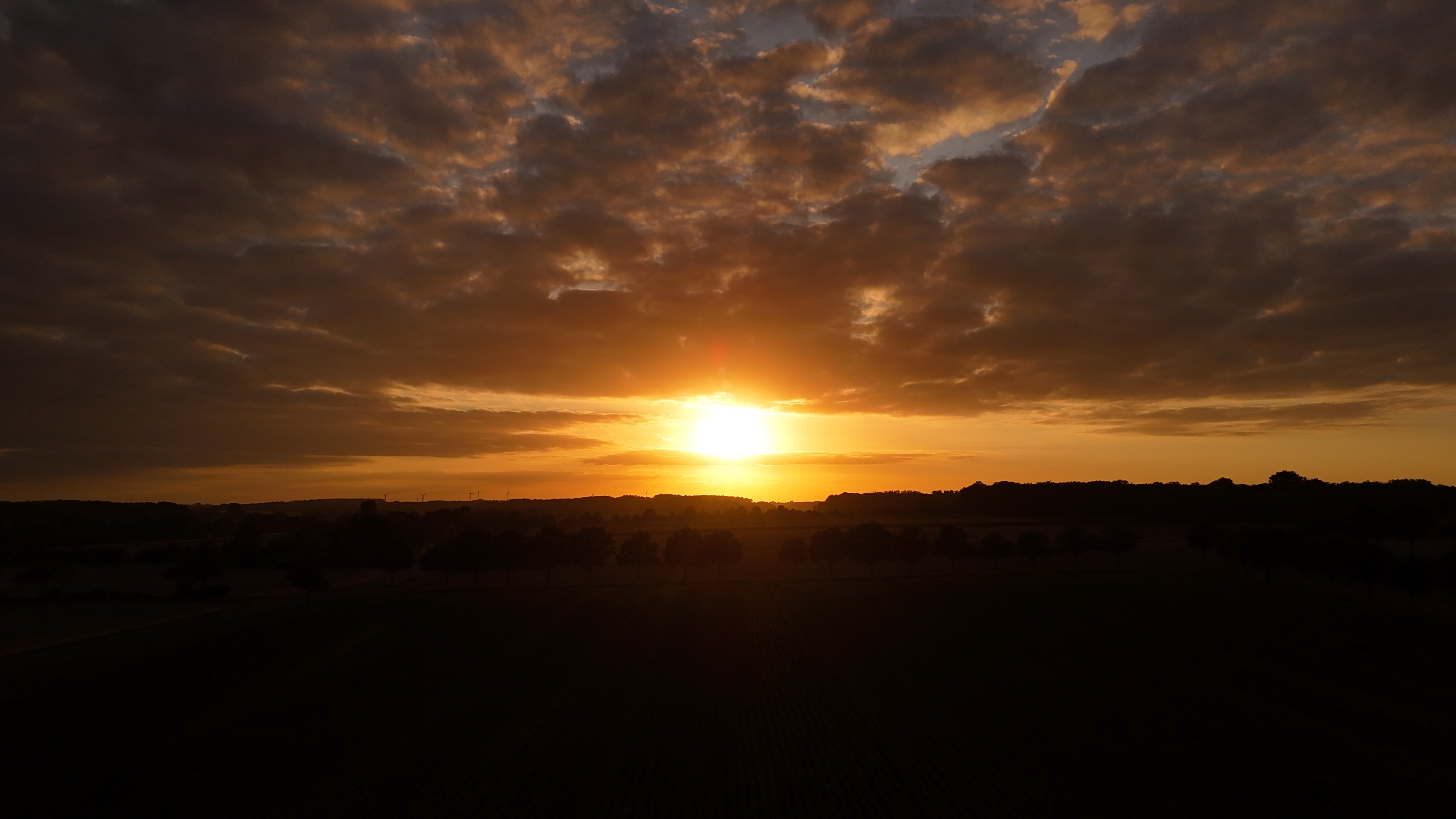Dramatischer Sonnenuntergang über dem Hof